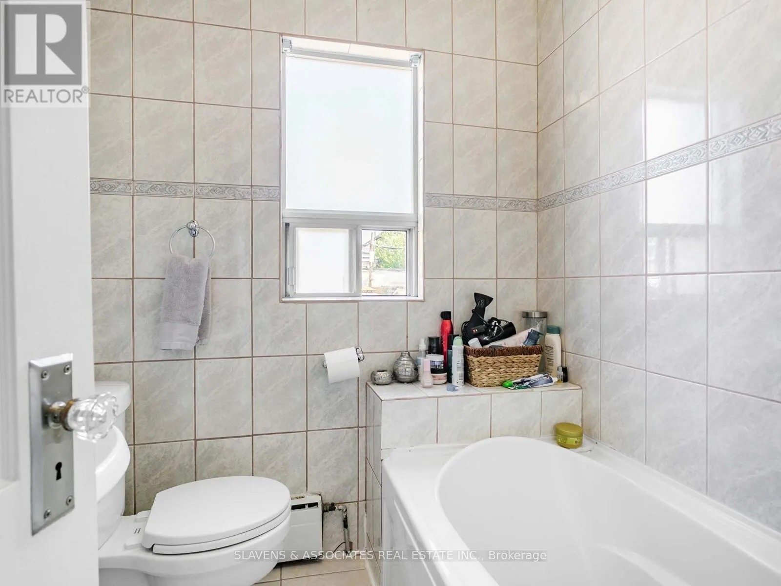MAIN AND 2ND FLOOR - 213B BLACKTHORNE AVENUE