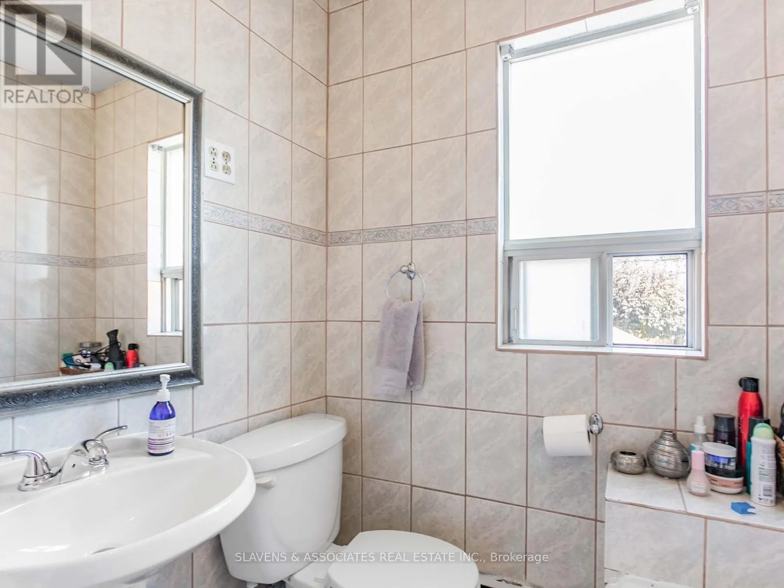 MAIN AND 2ND FLOOR - 213B BLACKTHORNE AVENUE