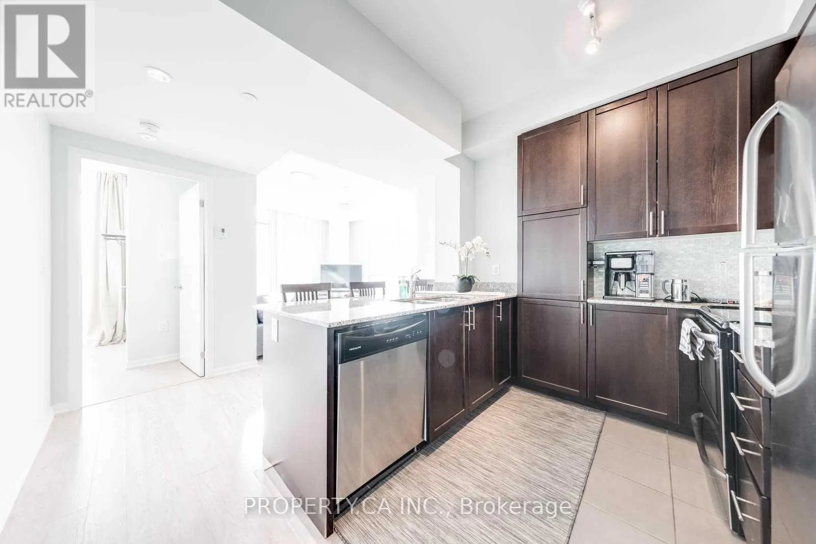 1914 - 800 LAWRENCE AVENUE W