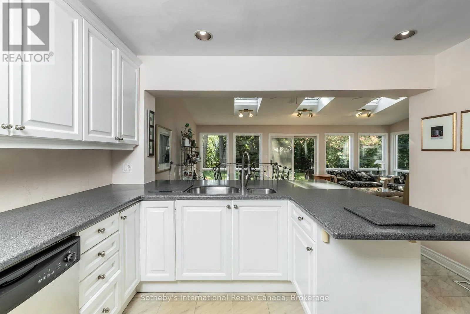 98 SELGROVE CRESCENT