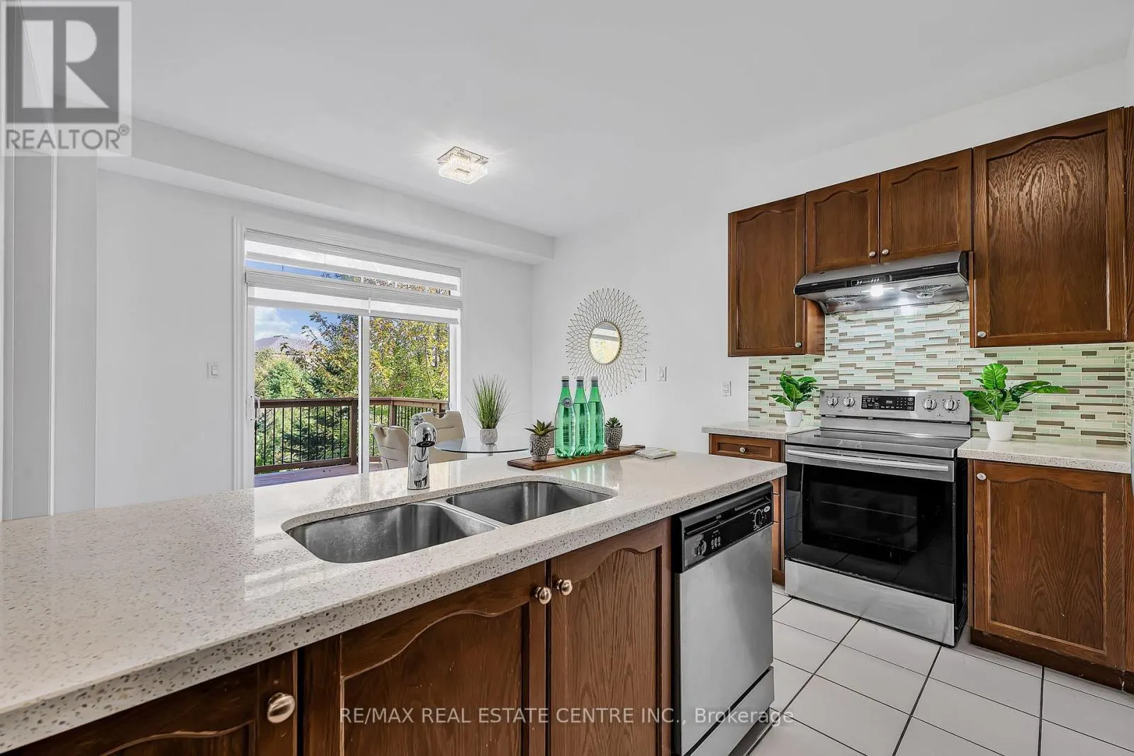 425 BUSSEL CRESCENT