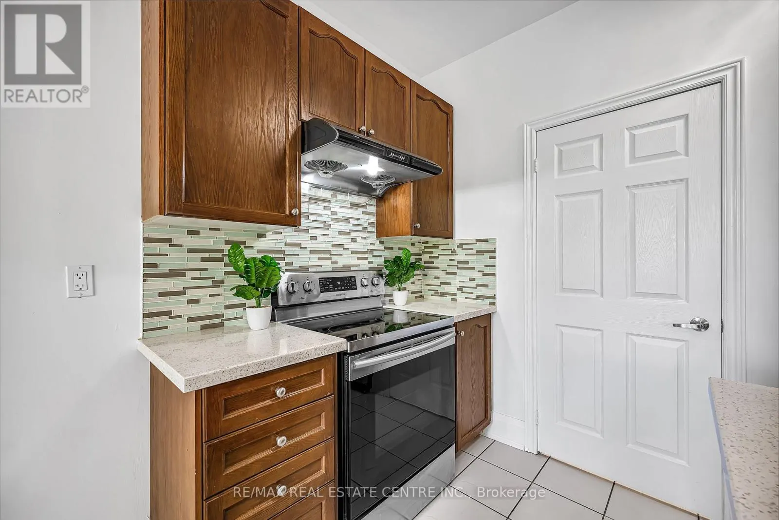 425 BUSSEL CRESCENT