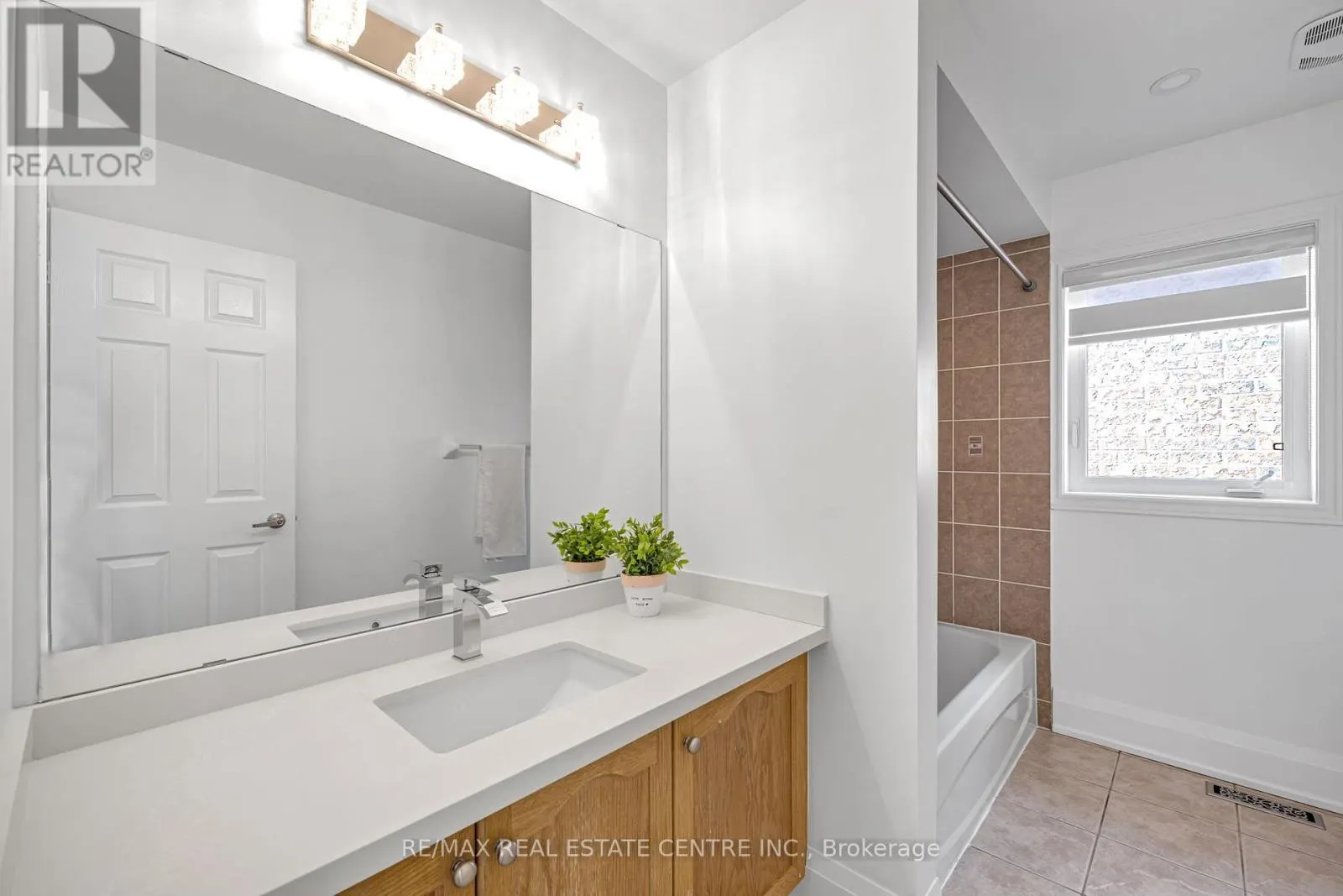425 BUSSEL CRESCENT