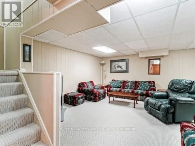 4 ASTOREVILLE SQUARE