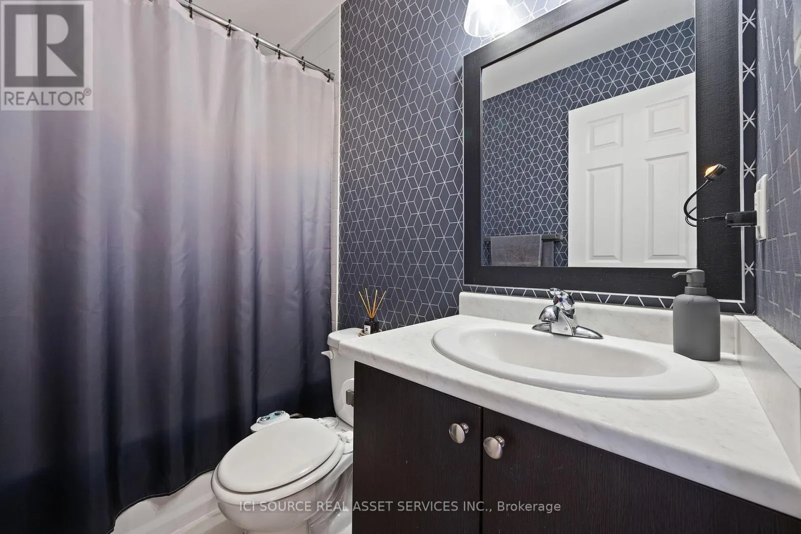 110 - 54 SKY HARBOUR DRIVE