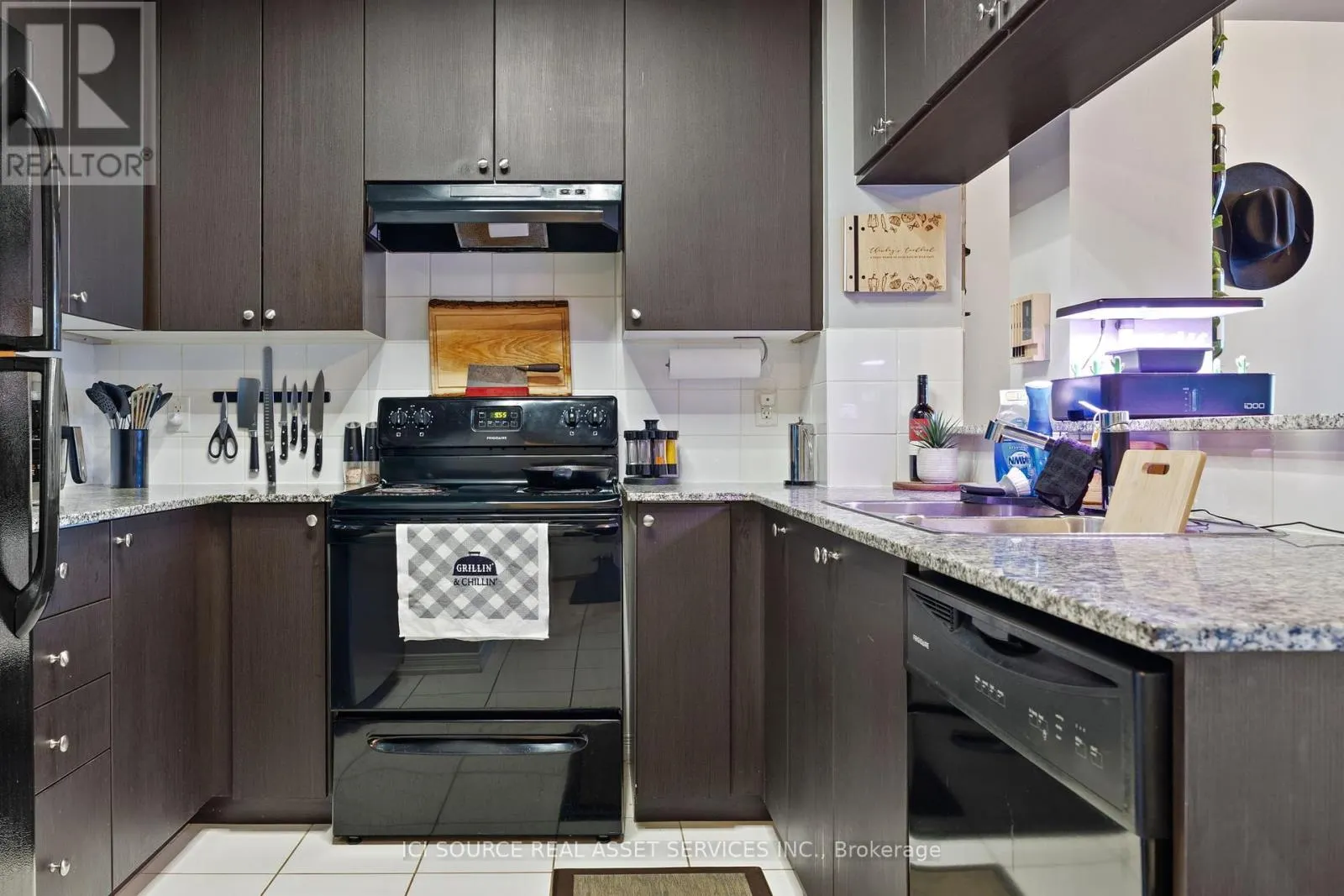 110 - 54 SKY HARBOUR DRIVE