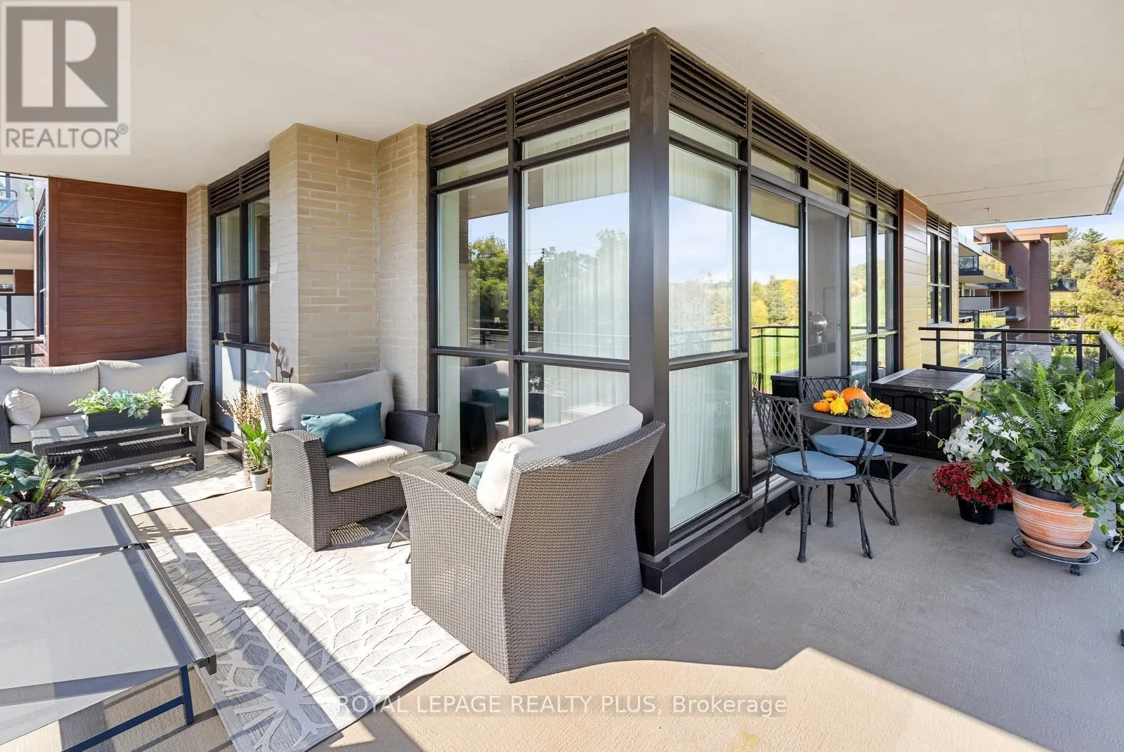 327 - 1575 LAKESHORE ROAD W