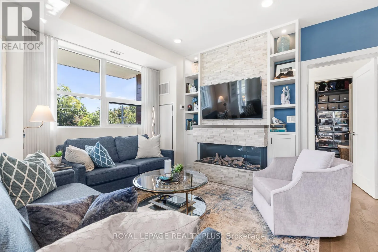 327 - 1575 LAKESHORE ROAD W