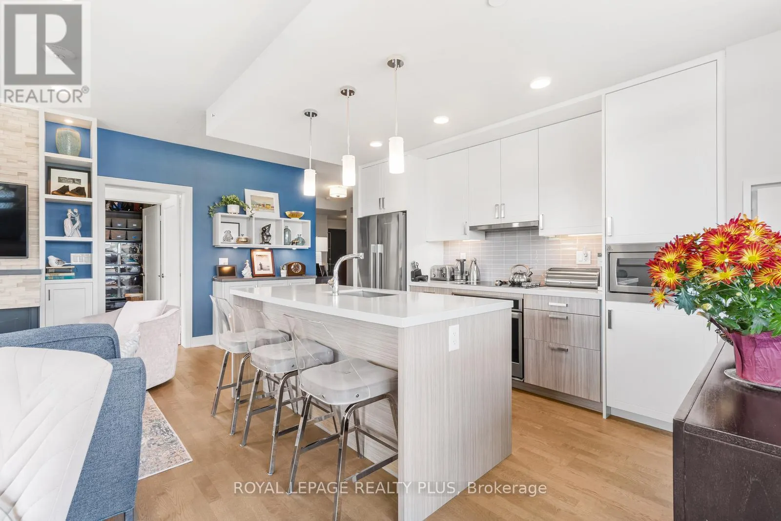 327 - 1575 LAKESHORE ROAD W