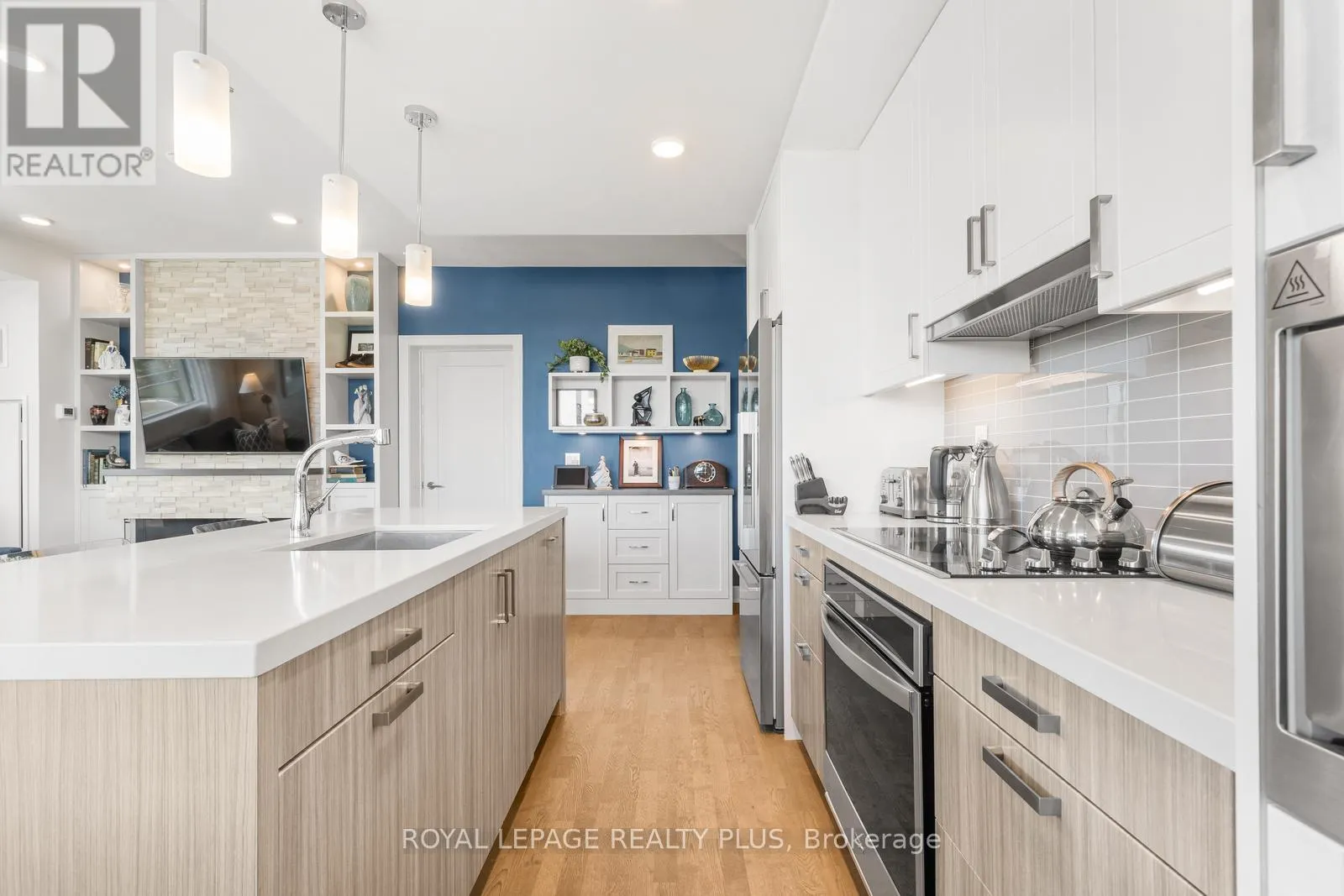 327 - 1575 LAKESHORE ROAD W