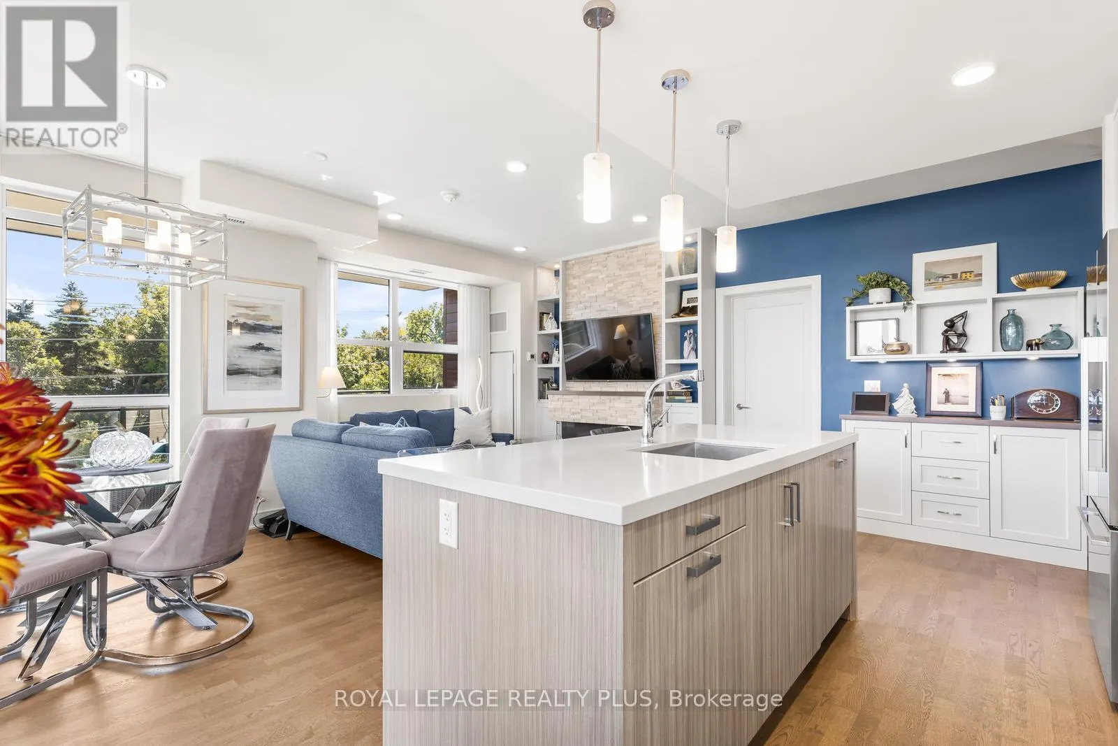 327 - 1575 LAKESHORE ROAD W