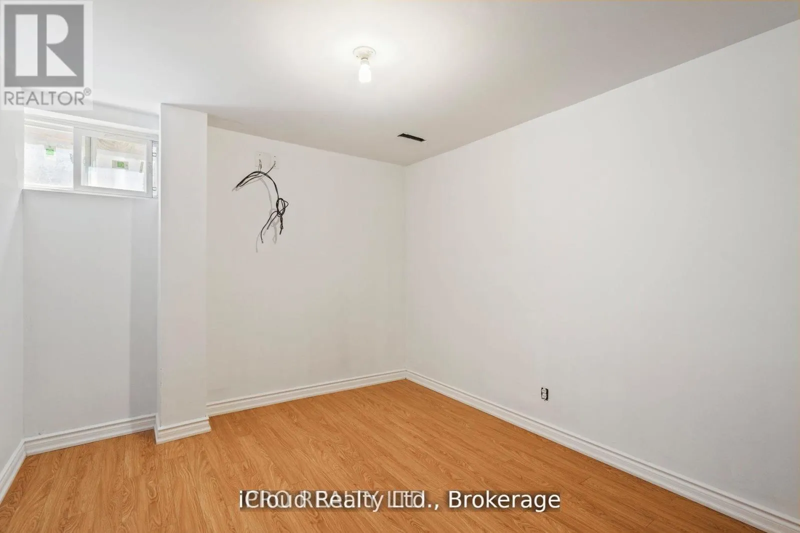 15 FALLEN OAK COURT