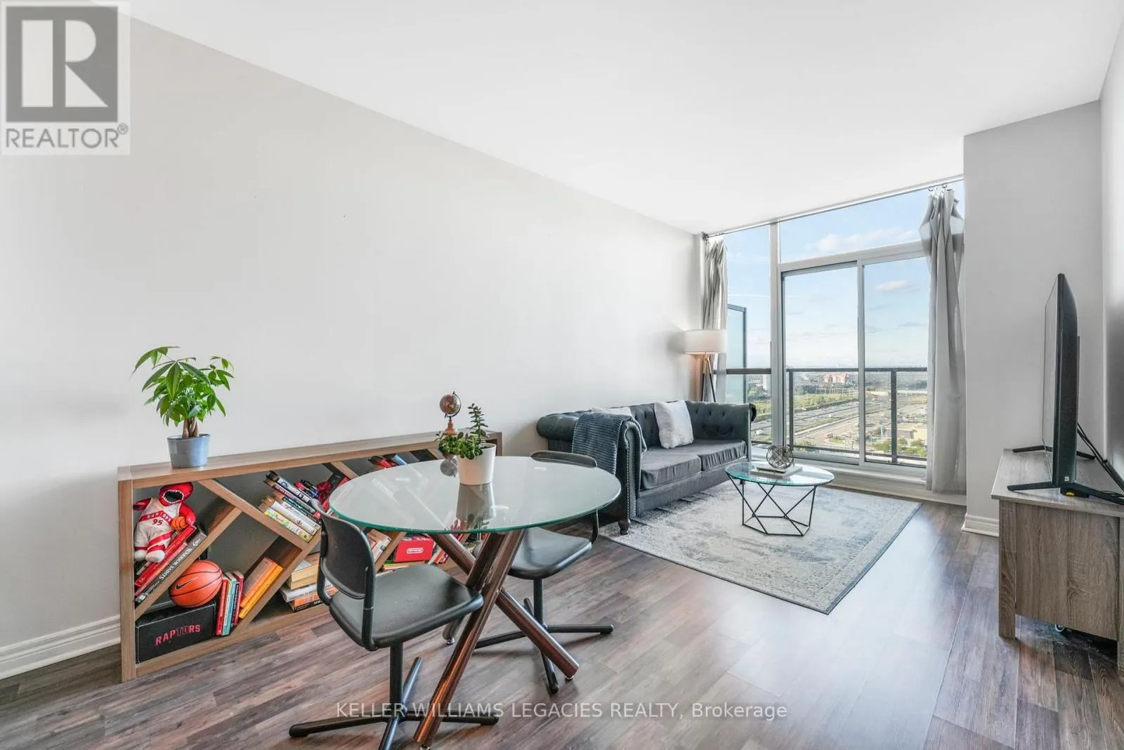 PH18 - 339 RATHBURN ROAD W