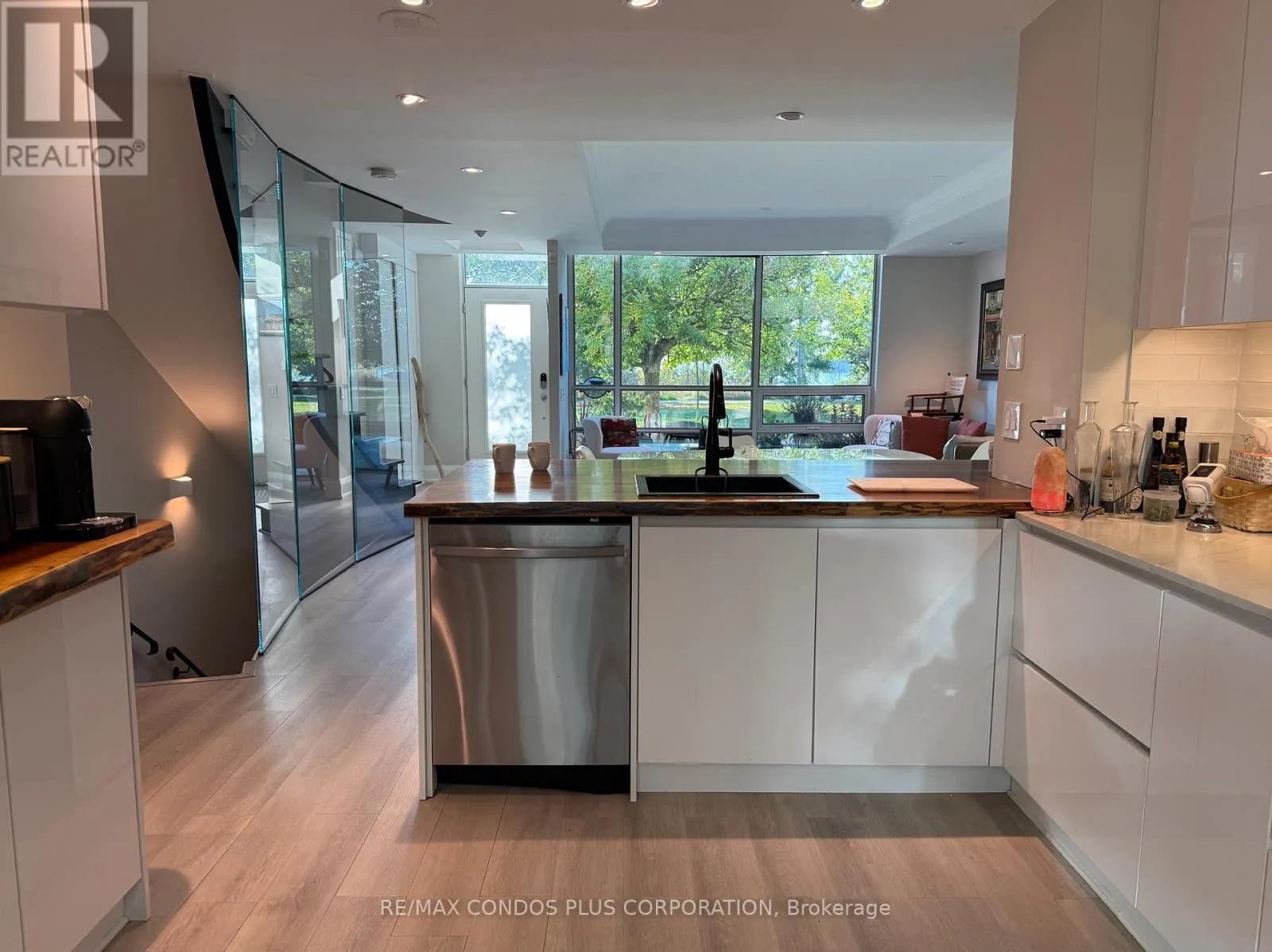 TH125 - 5 MARINE PARADE DRIVE