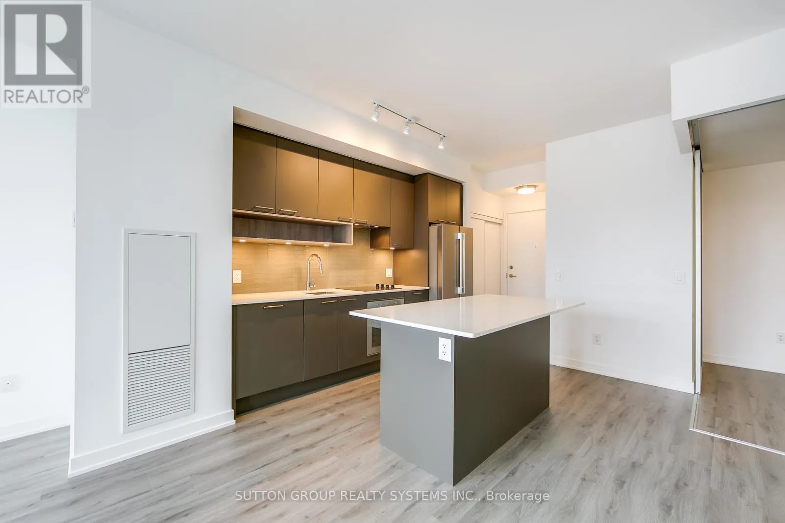 204 - 3005 PINE GLEN ROAD