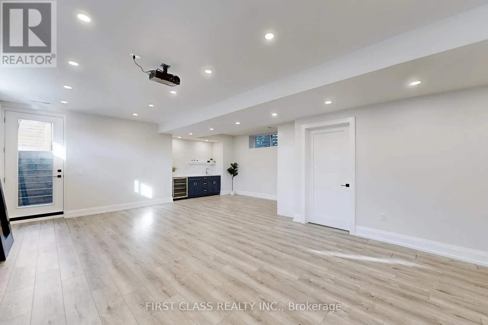 1047 MEREDITH AVENUE