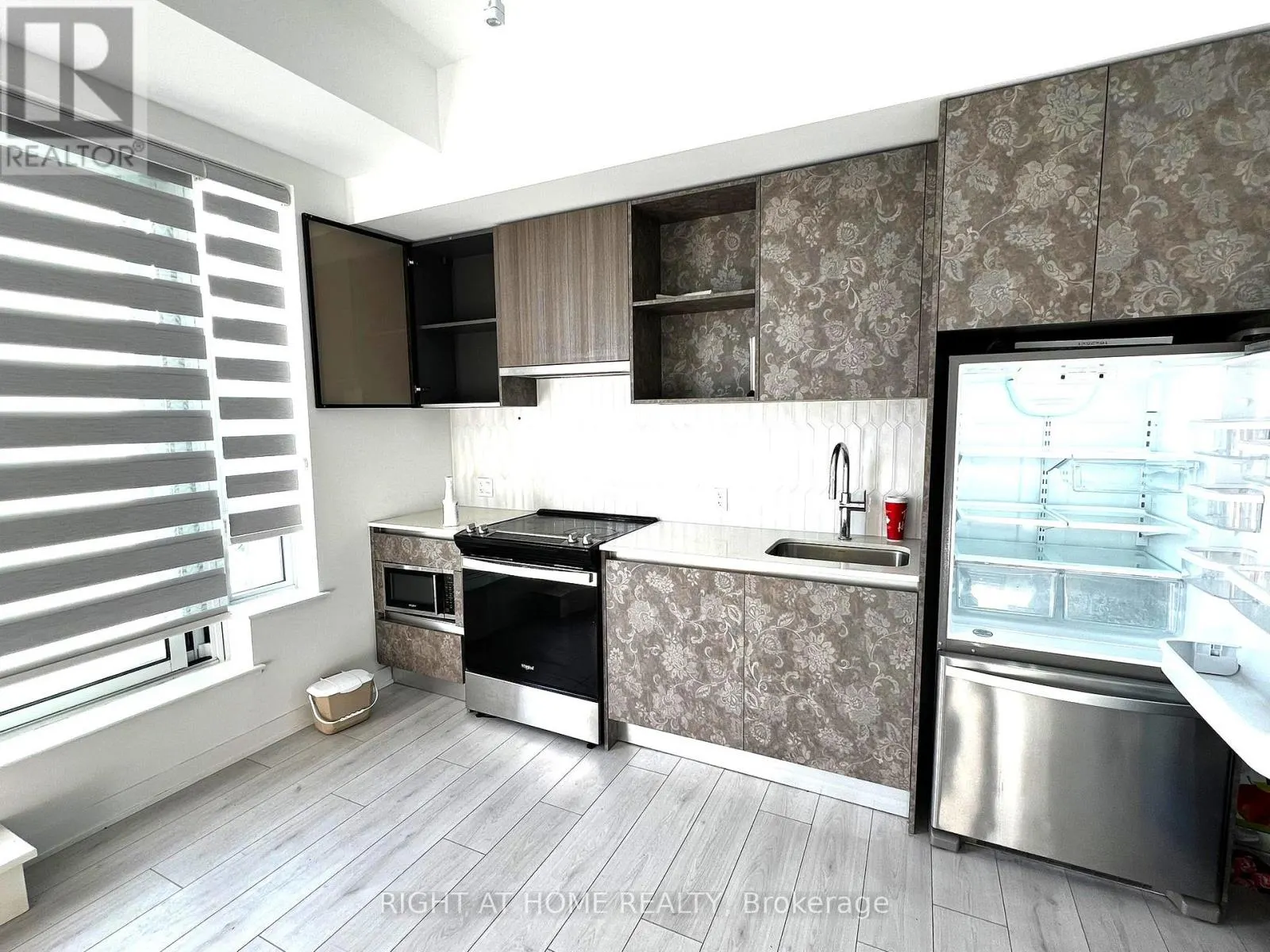 530 - 405 DUNDAS STREET W
