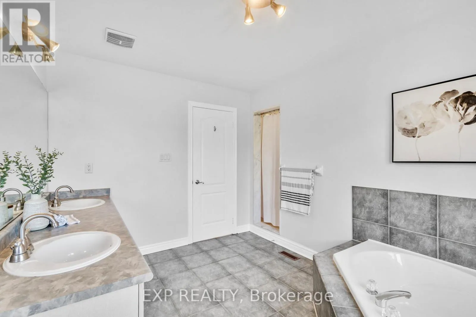7 FOREST RIDGE CRESCENT