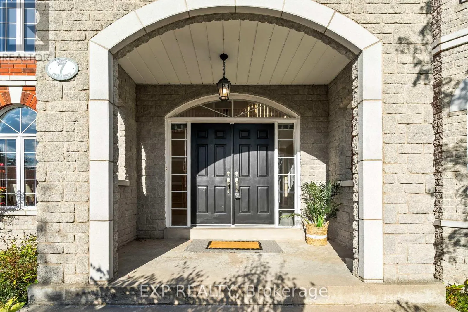 7 FOREST RIDGE CRESCENT
