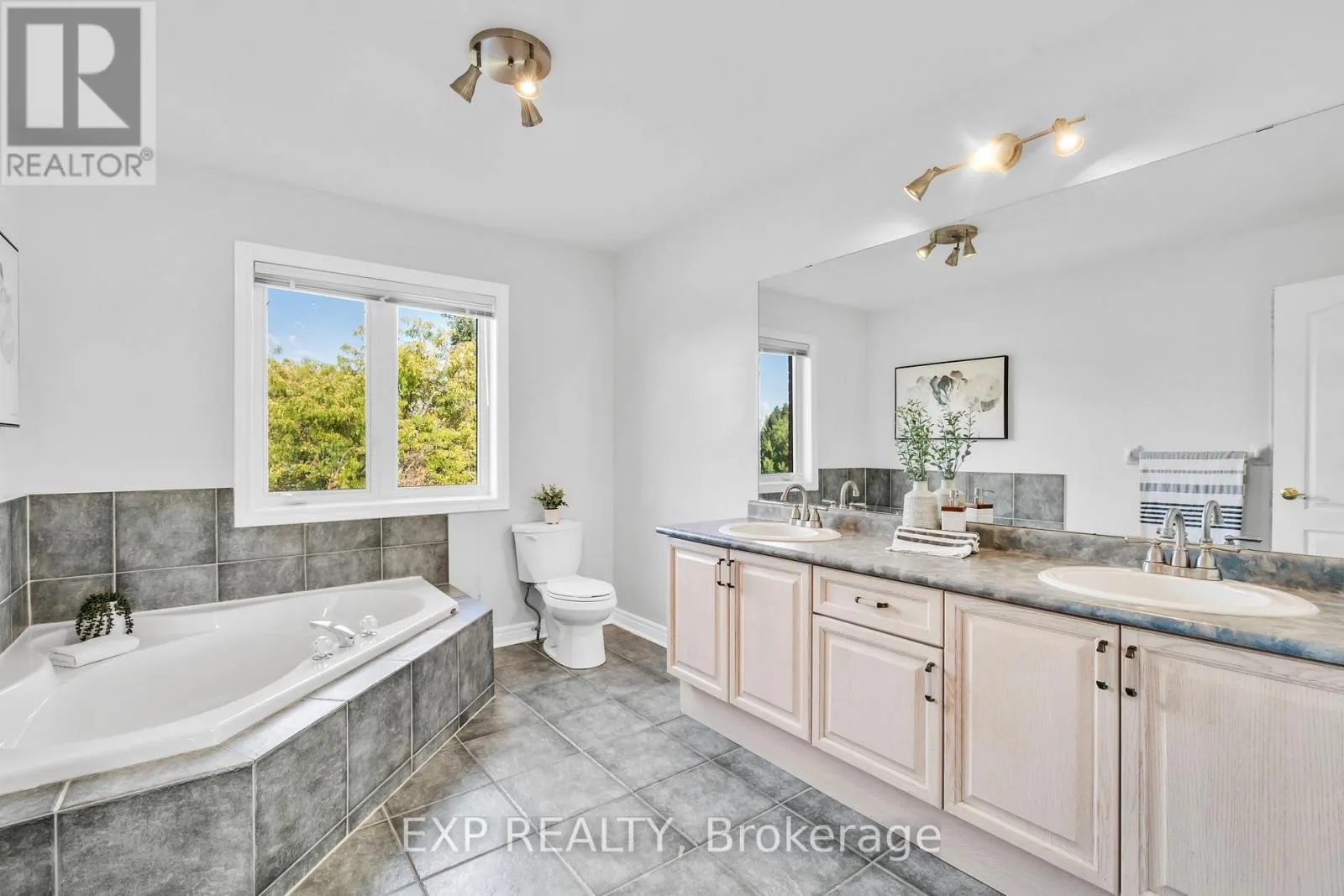 7 FOREST RIDGE CRESCENT