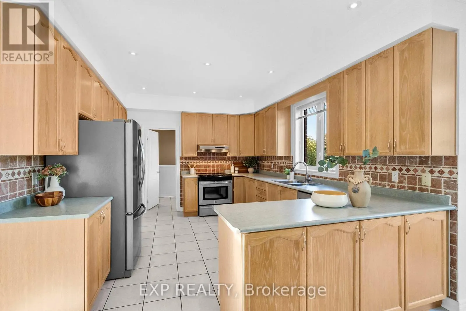 7 FOREST RIDGE CRESCENT