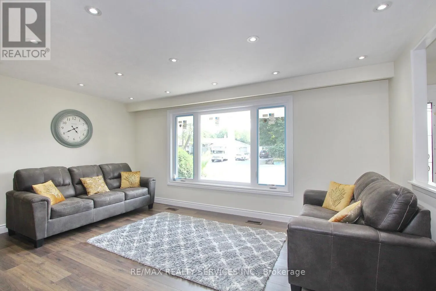 32 SANFORD CRESCENT