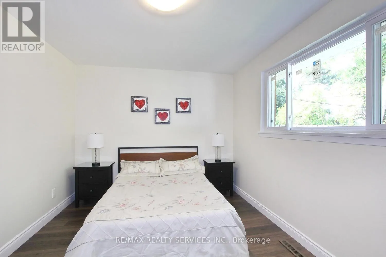 32 SANFORD CRESCENT