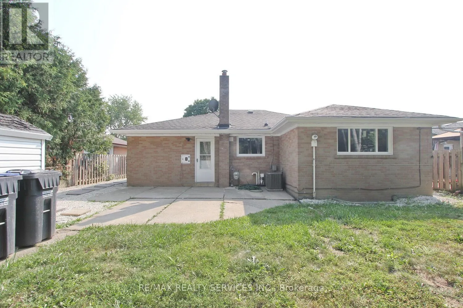 32 SANFORD CRESCENT
