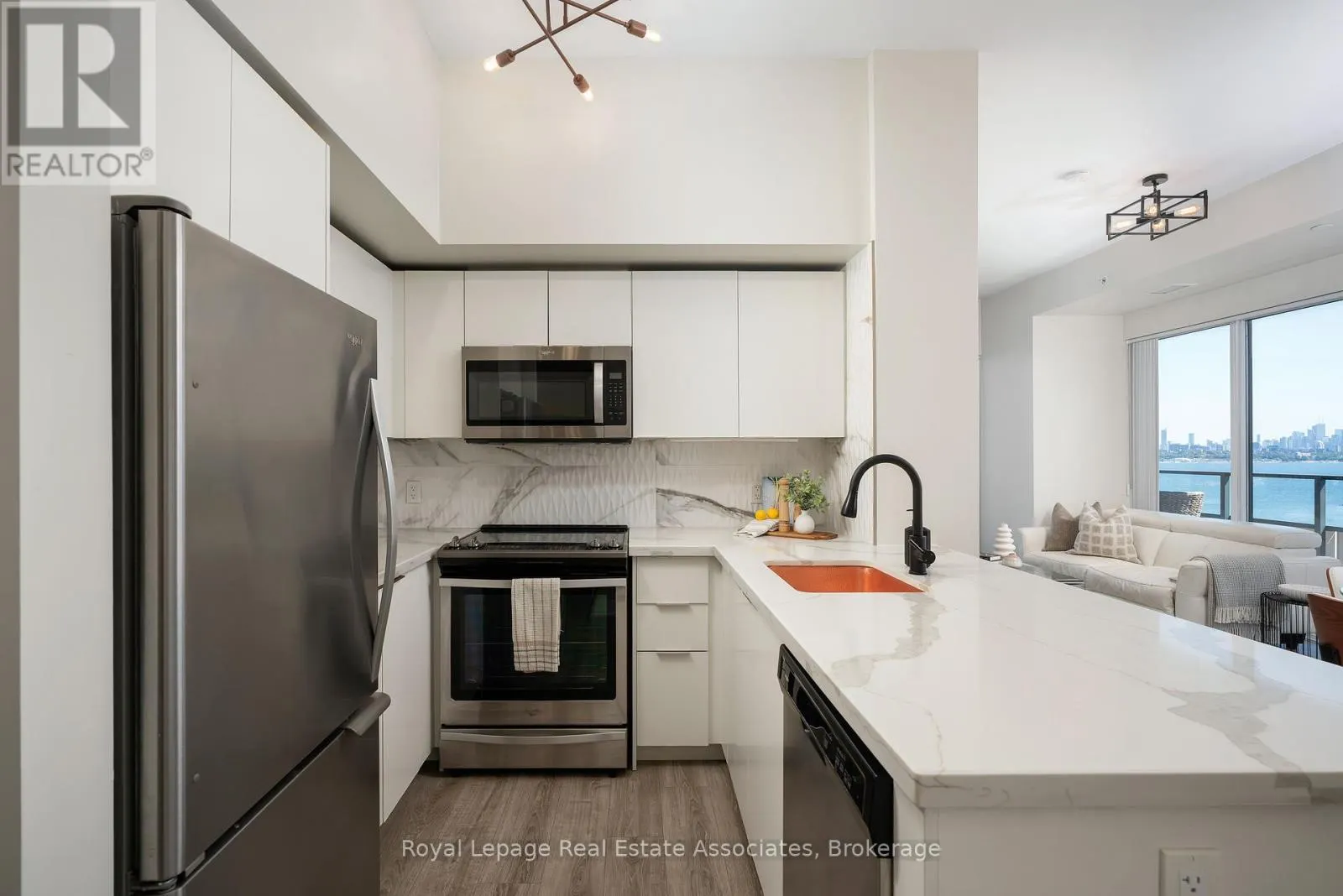 916 - 30 SHORE BREEZE DRIVE