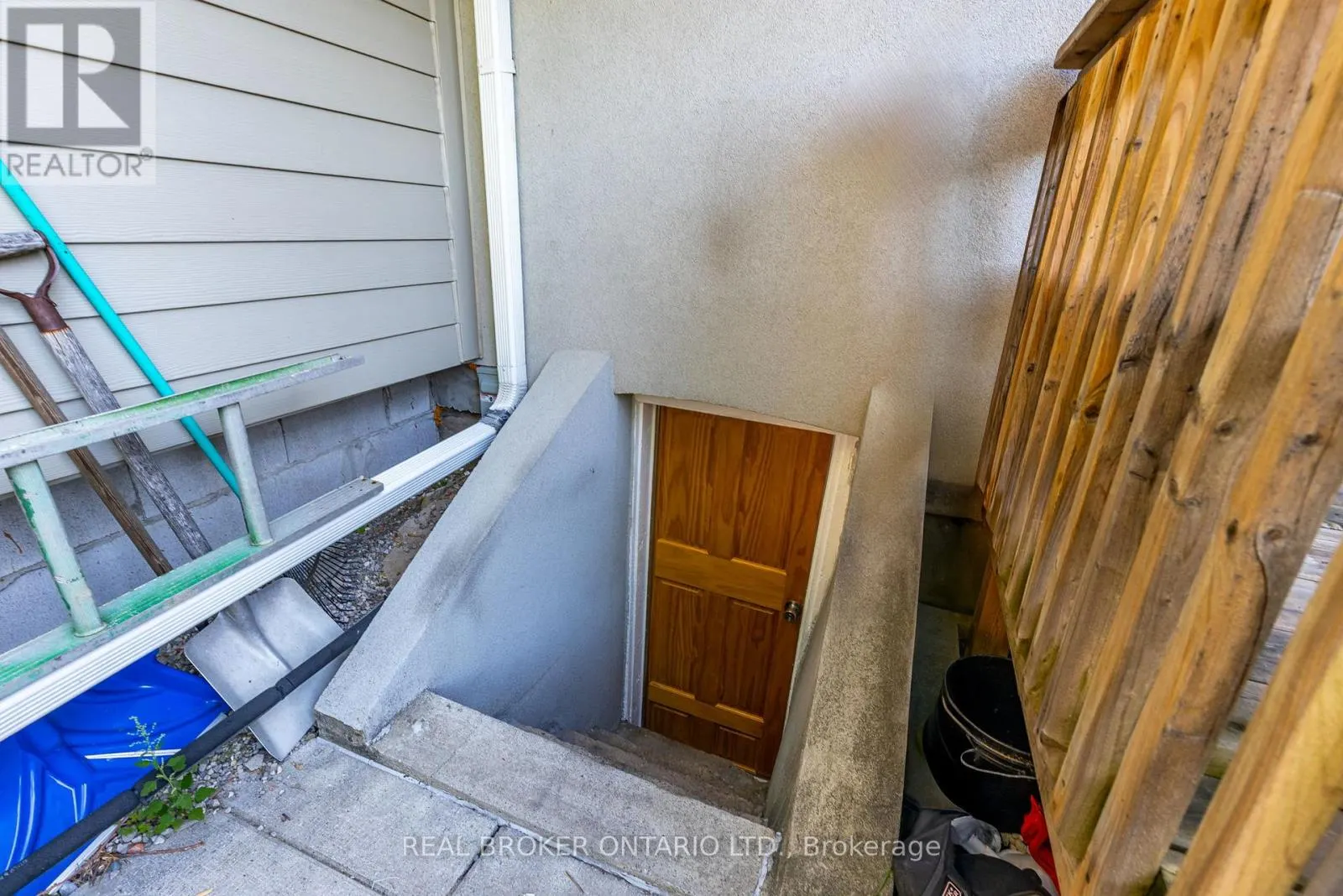 878 RUNNYMEDE ROAD