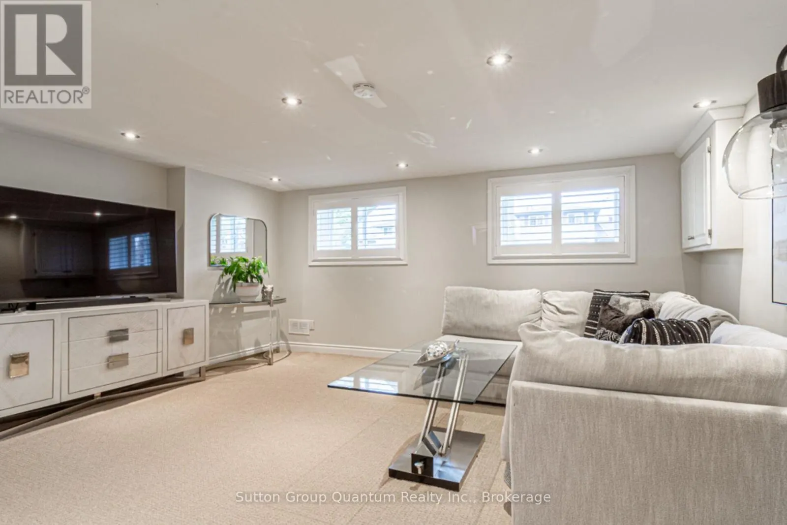2231 URWIN CRESCENT