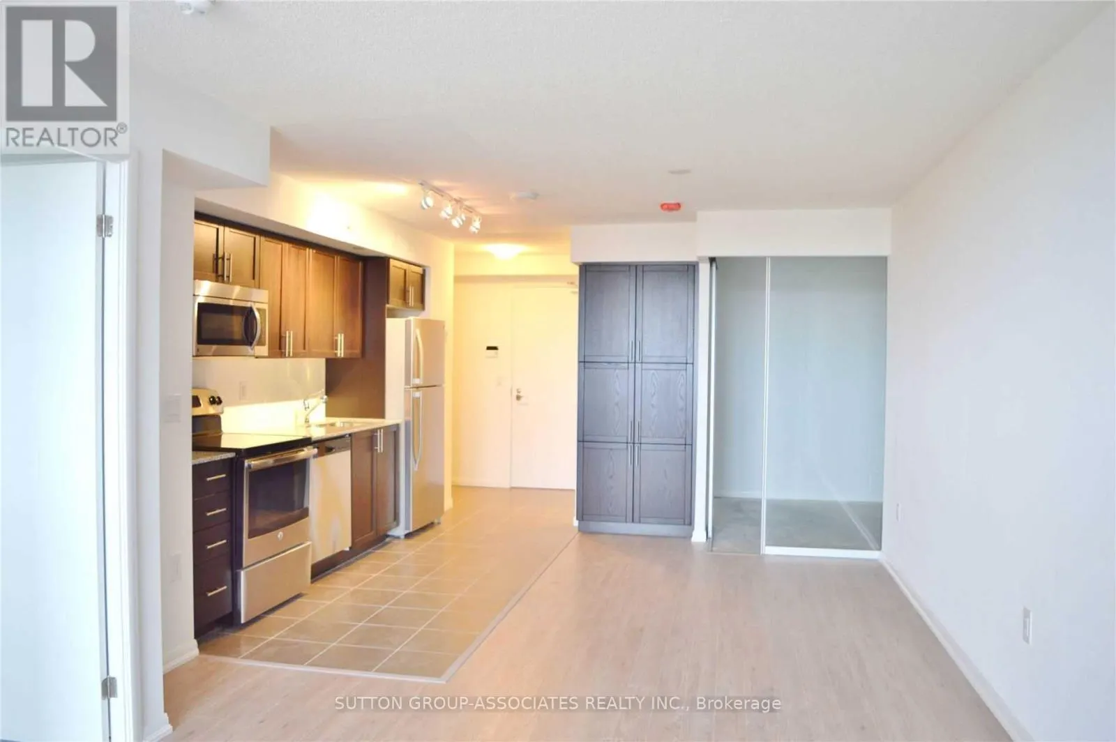 714 - 830 LAWRENCE AVENUE W