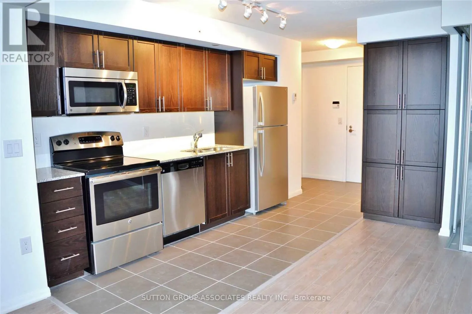 714 - 830 LAWRENCE AVENUE W
