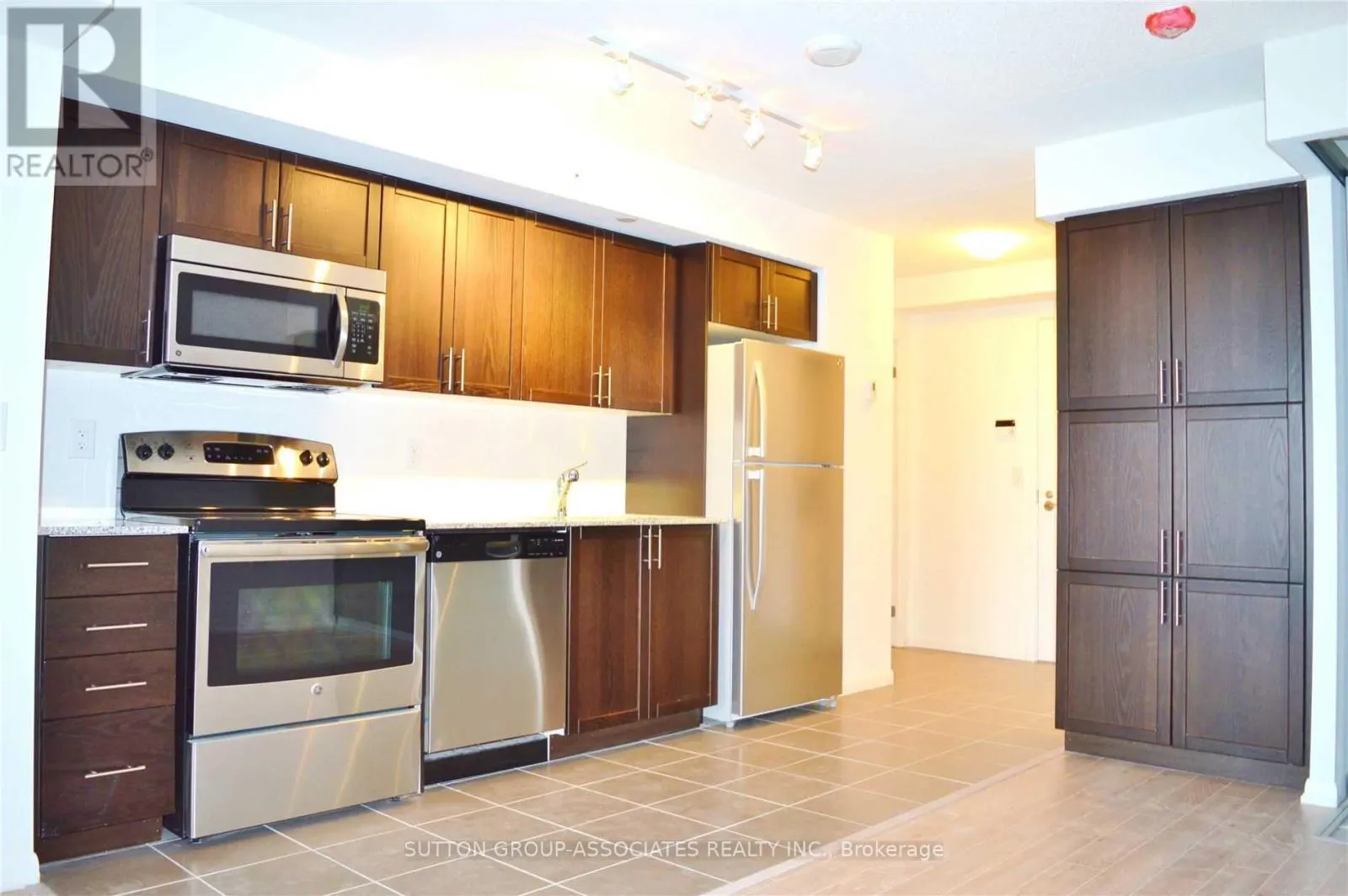 714 - 830 LAWRENCE AVENUE W