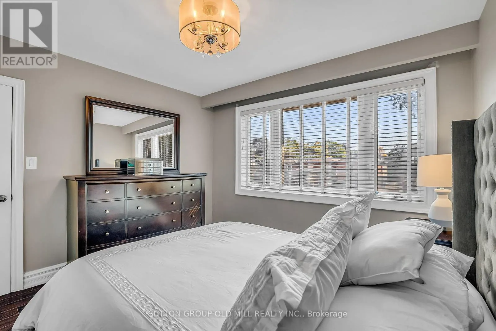 71 WARREN CRESCENT