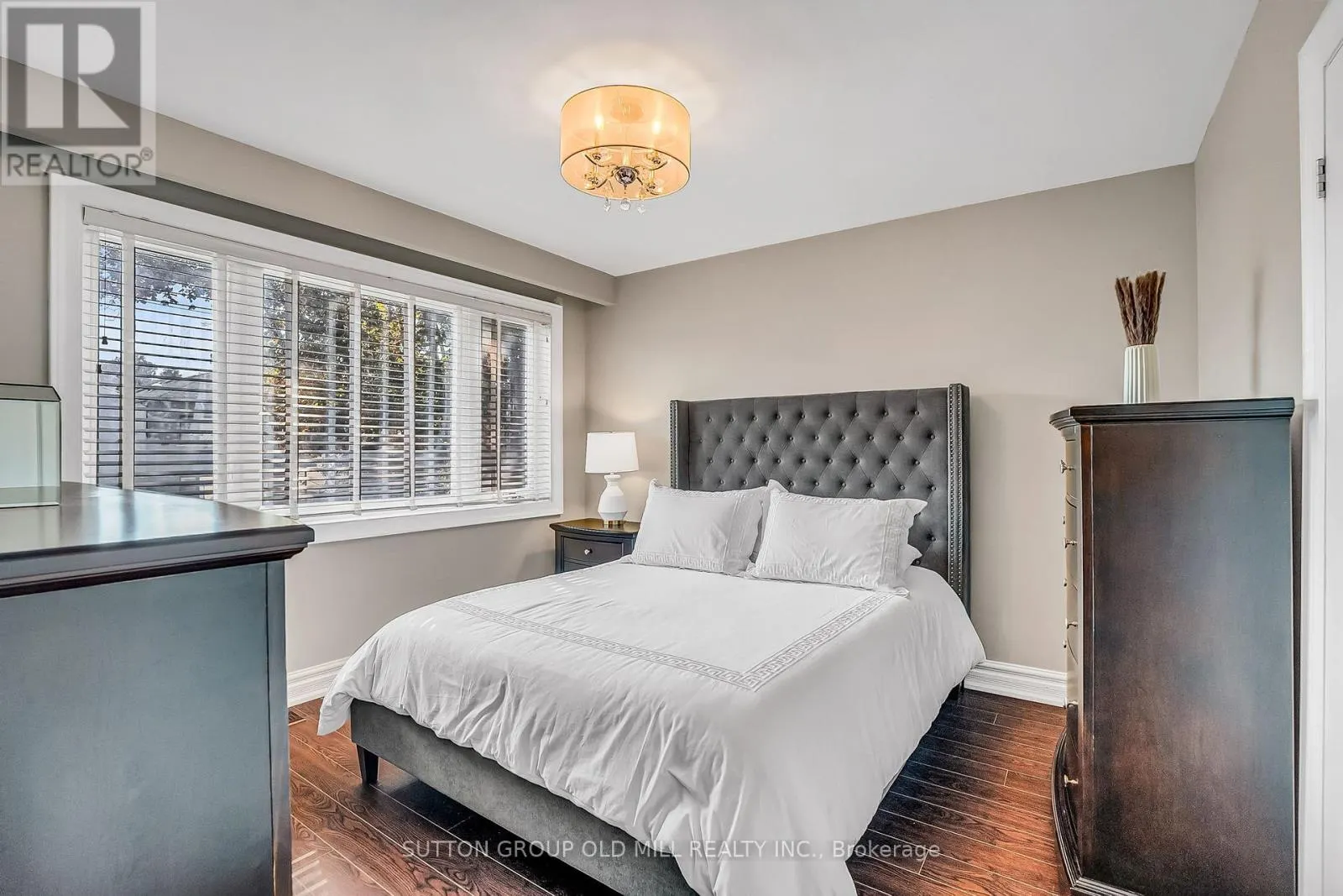 71 WARREN CRESCENT