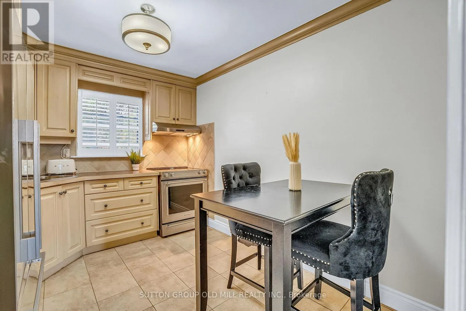 71 WARREN CRESCENT