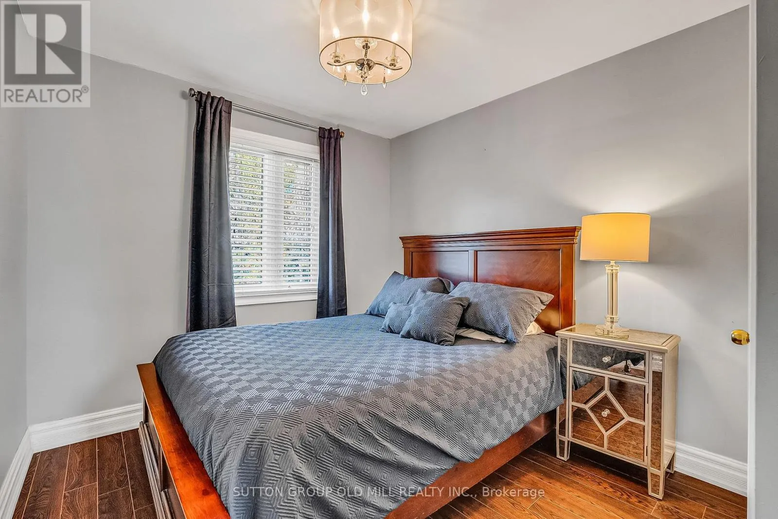 71 WARREN CRESCENT