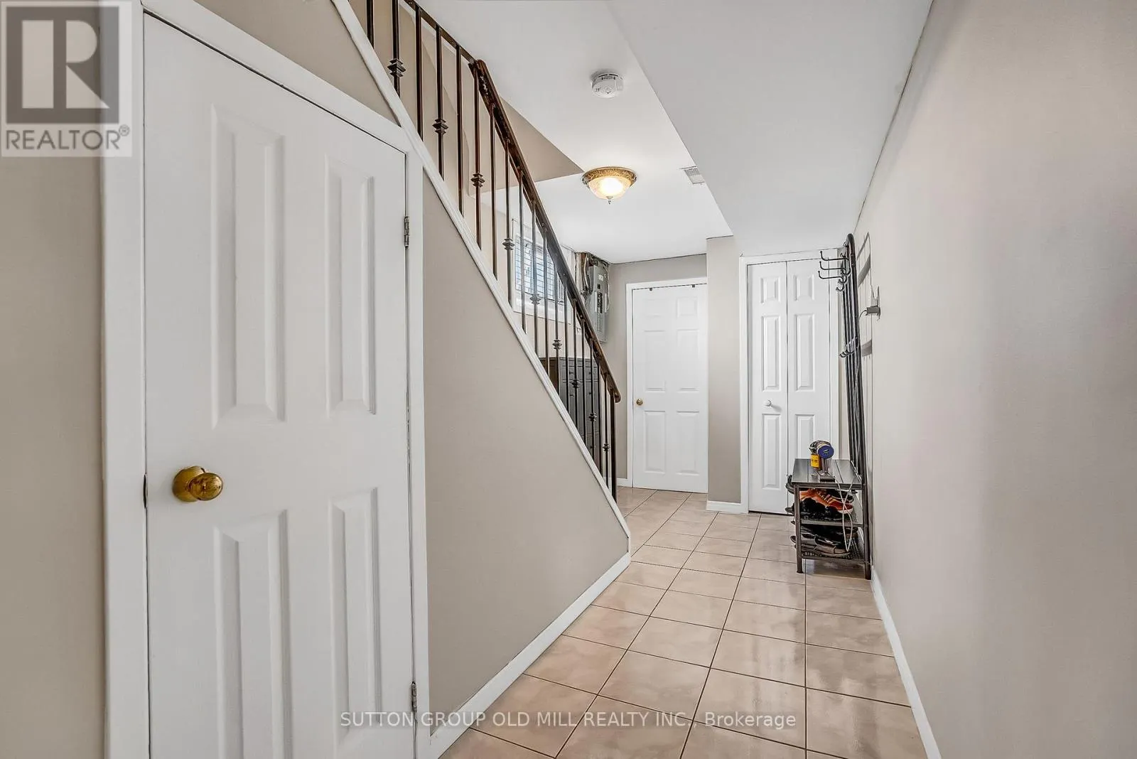 71 WARREN CRESCENT