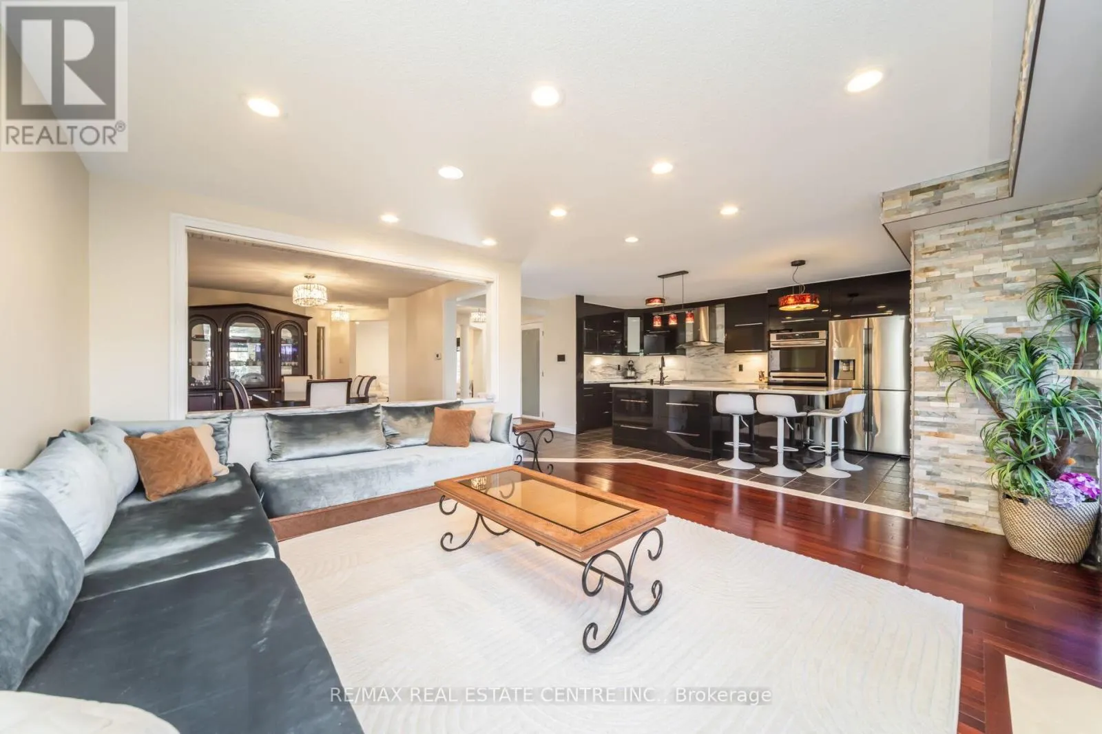 26 PORCHLIGHT ROAD
