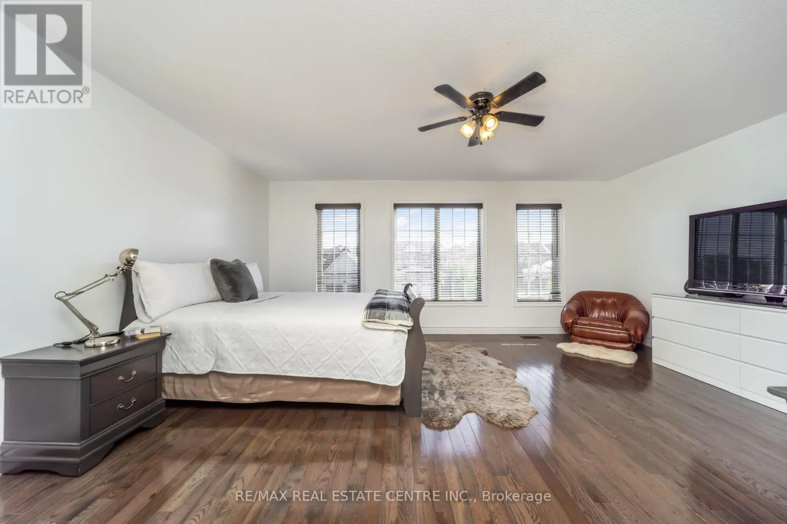 26 PORCHLIGHT ROAD