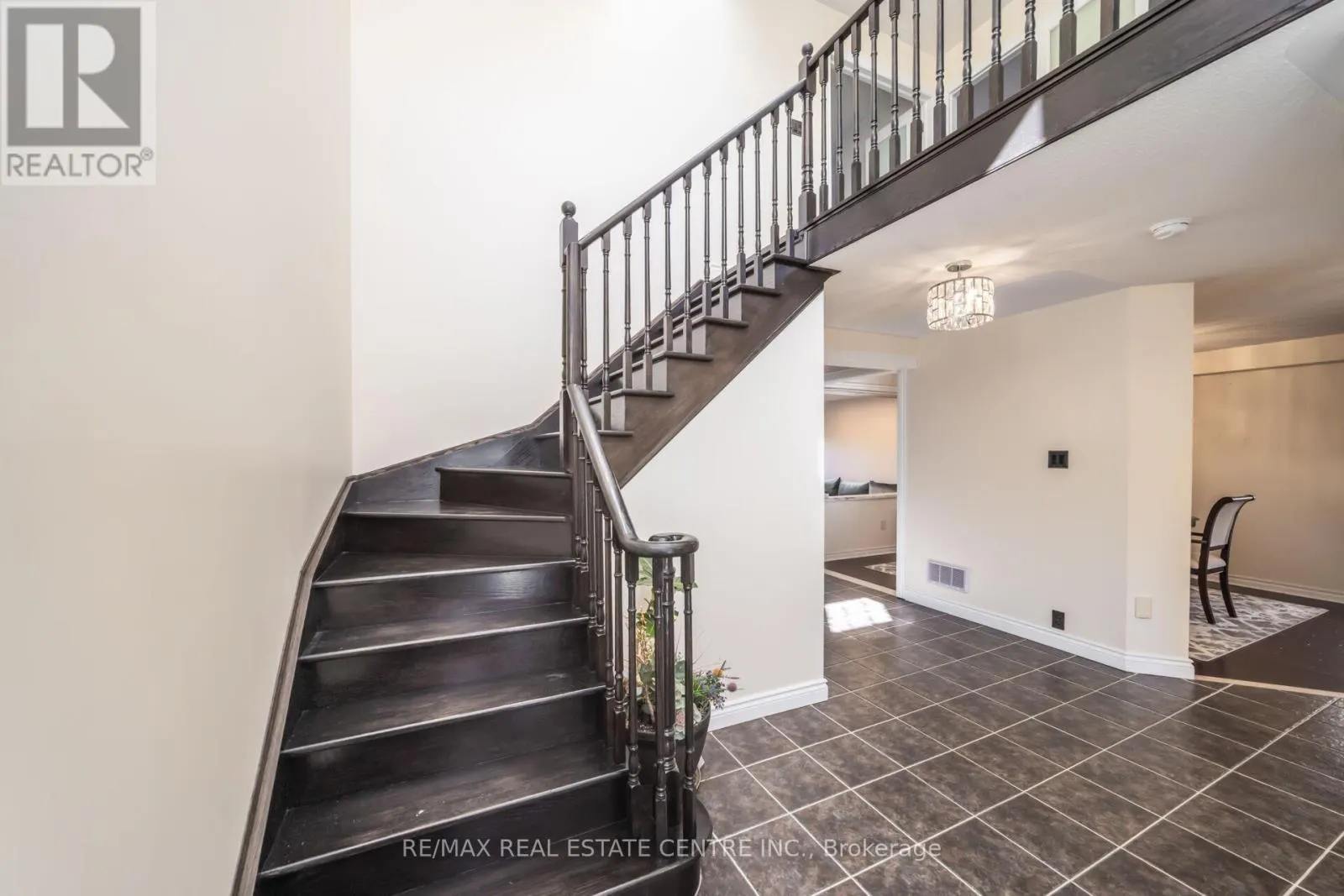 26 PORCHLIGHT ROAD