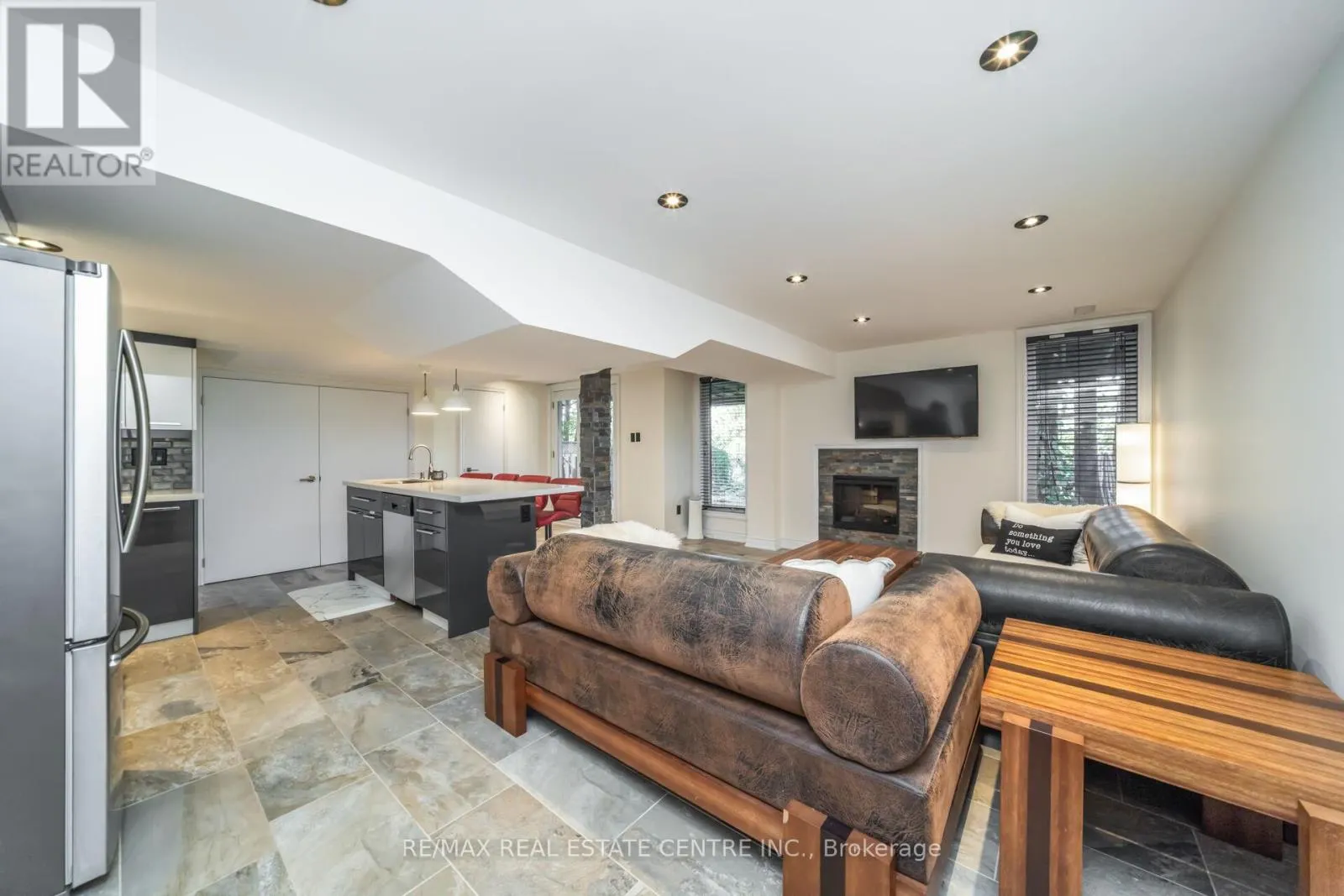 26 PORCHLIGHT ROAD
