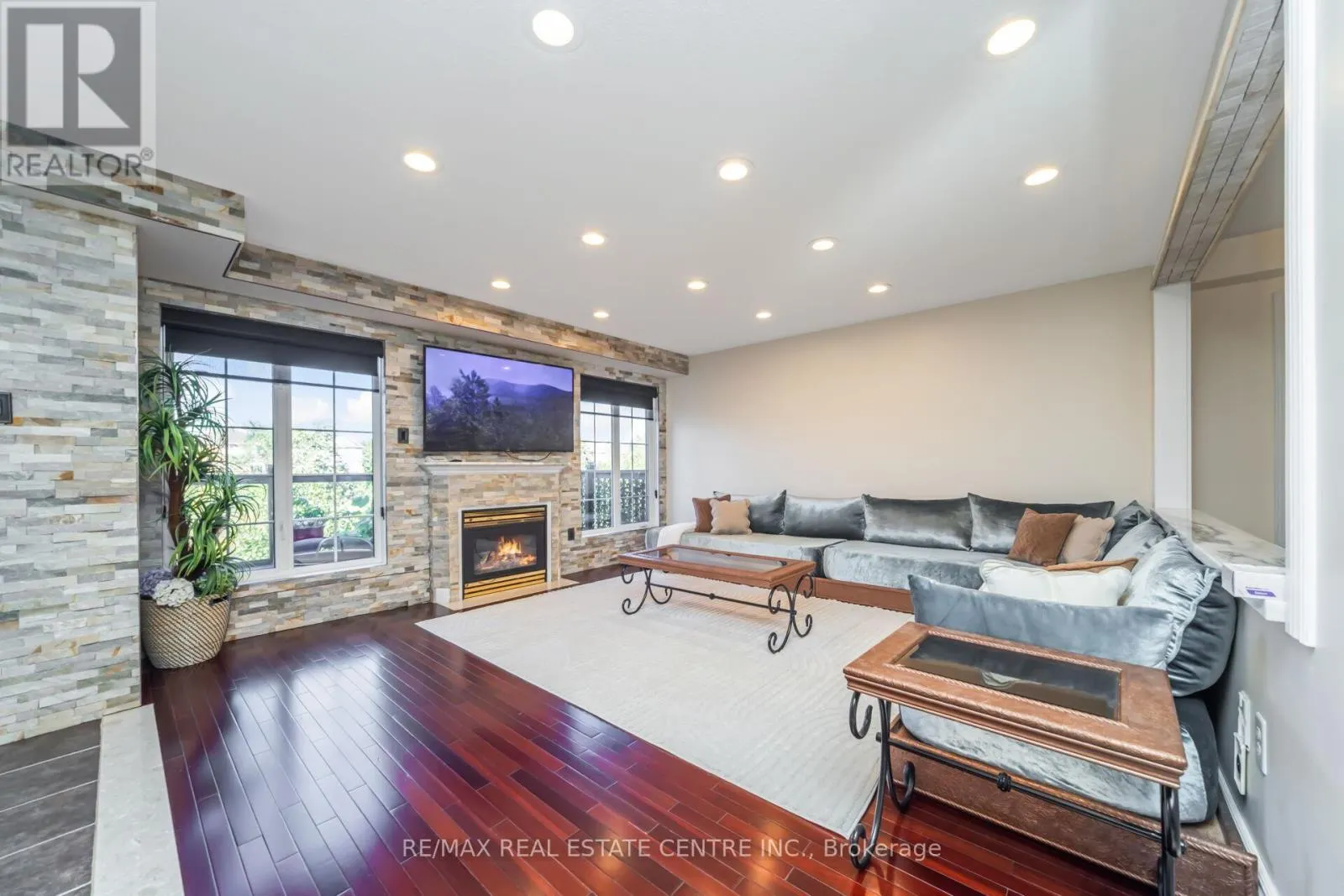 26 PORCHLIGHT ROAD