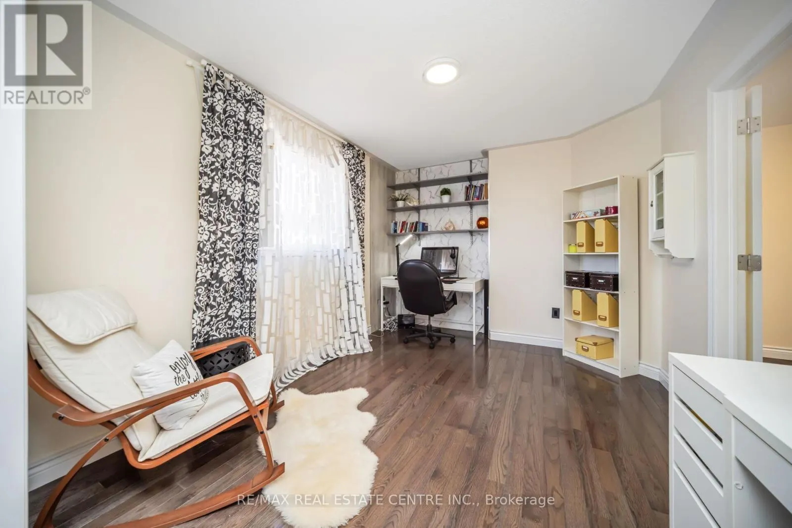 26 PORCHLIGHT ROAD