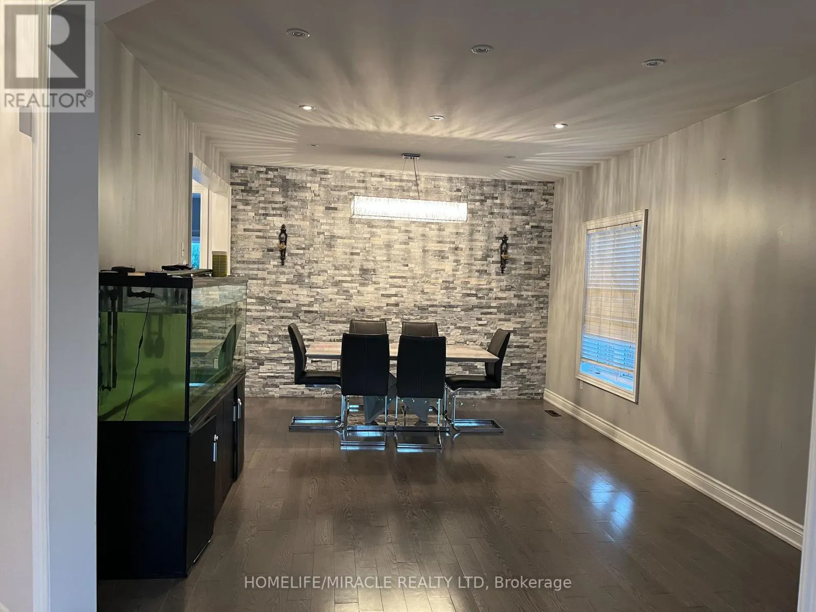 24 ROUNDSTONE DRIVE