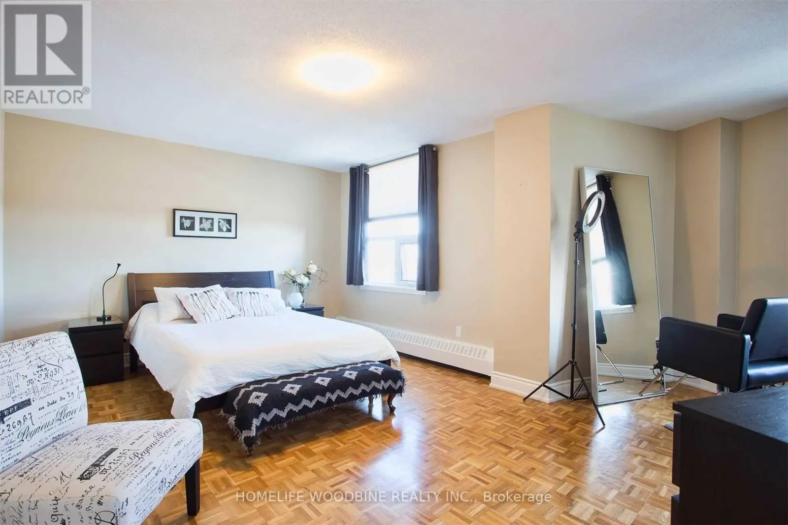 906 (ROOM) - 716 THE WEST MALL