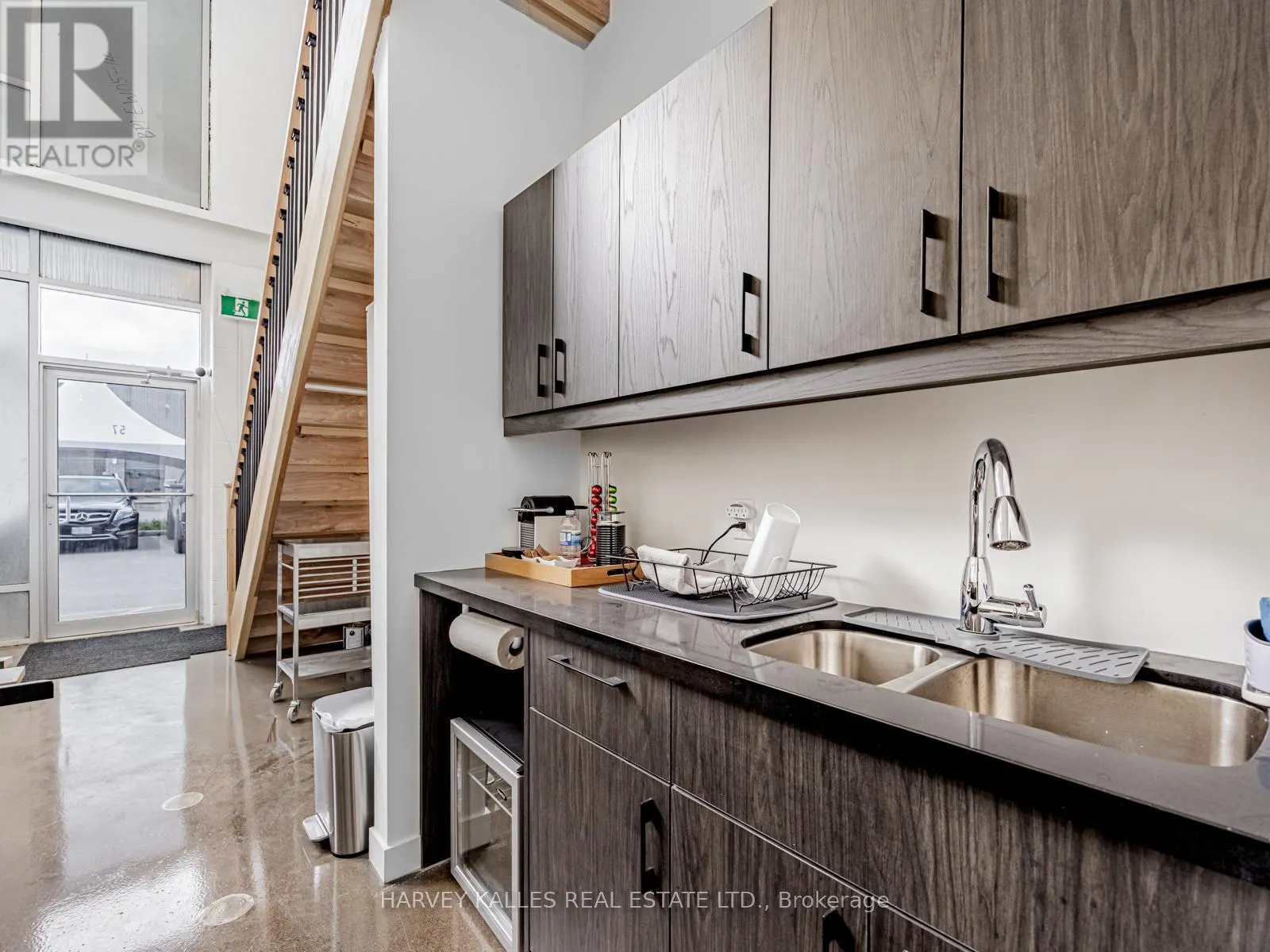 57 - 1215 QUEENSWAY E