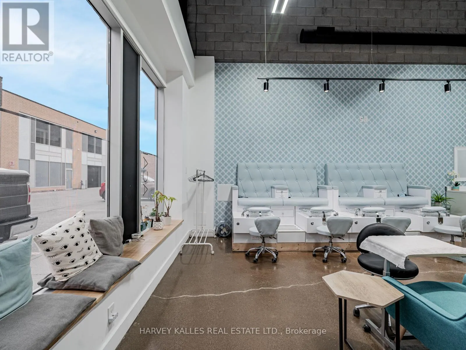 57 - 1215 QUEENSWAY E