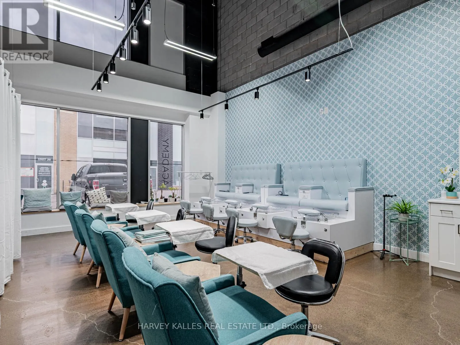 57 - 1215 QUEENSWAY E